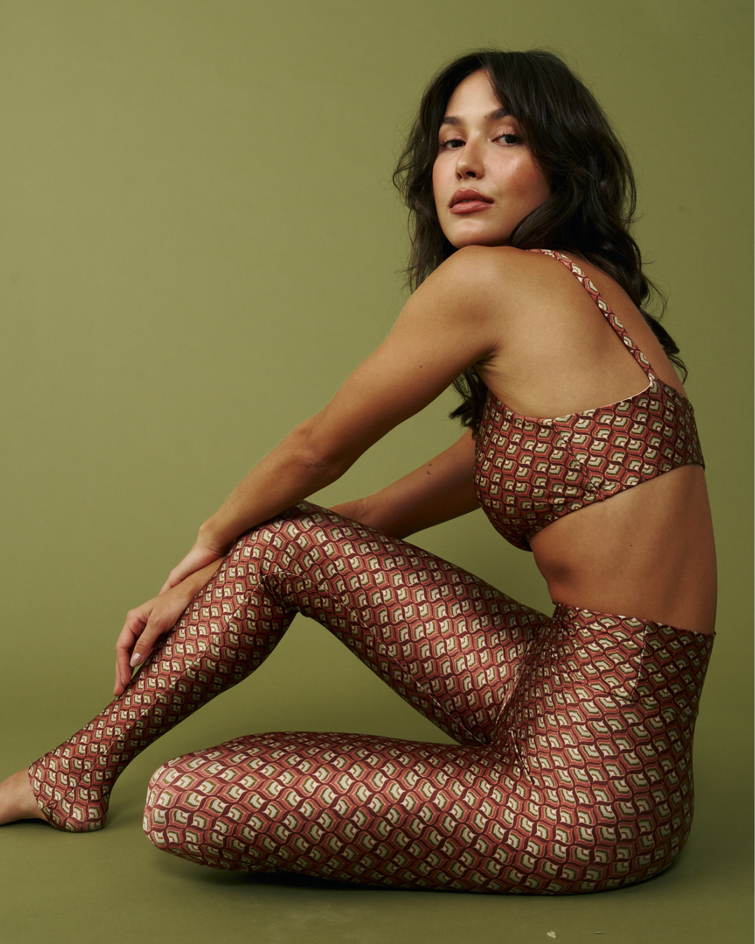 Modelo com um jumpsuit MELT
