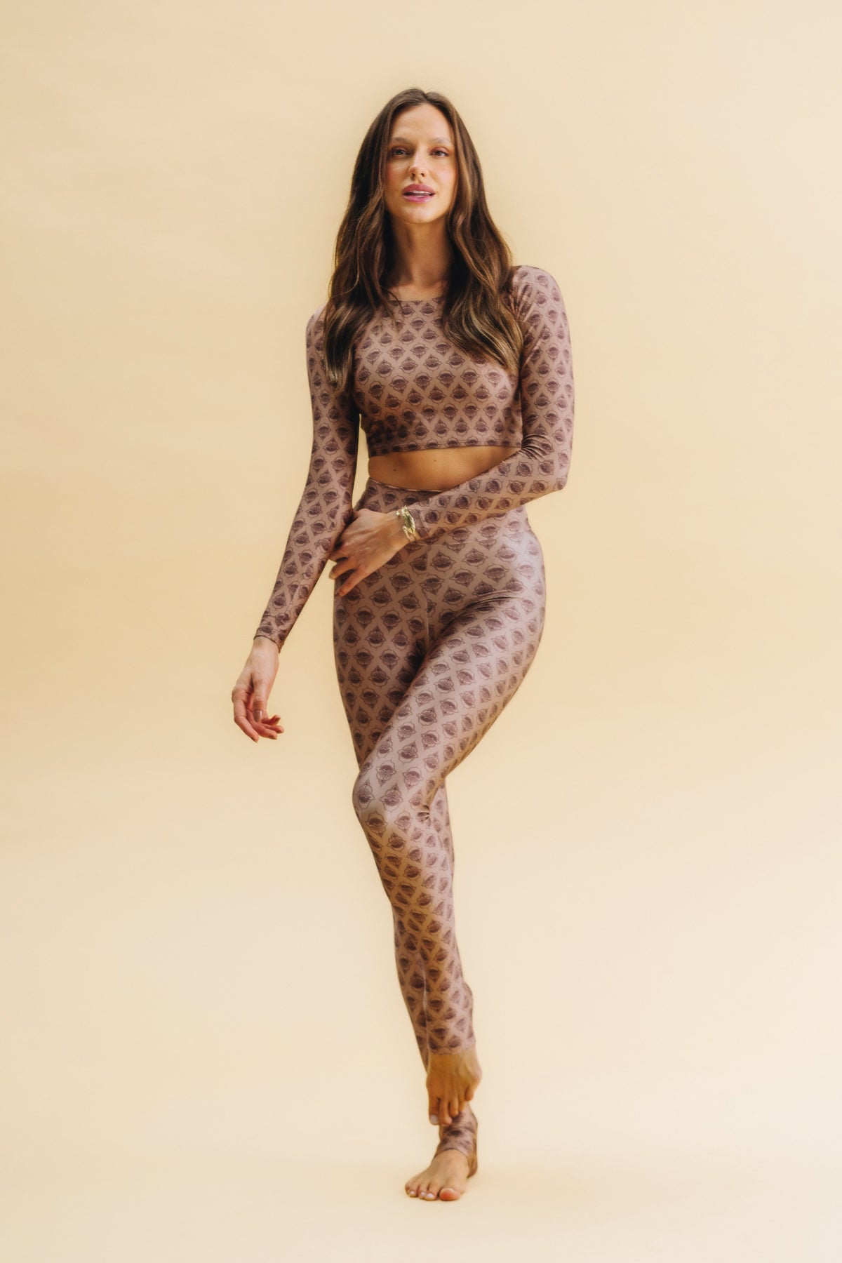 Top Cropped Manga Longa Hamsá Mocha